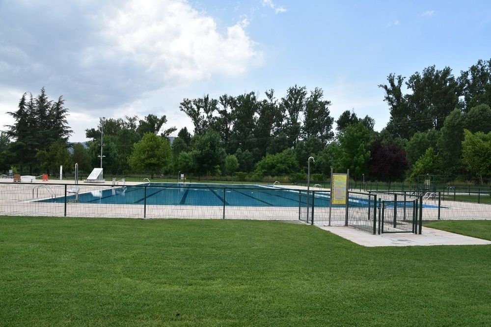 El recinto de las piscinas del Polideportivo ya está abierto para tomar el sol