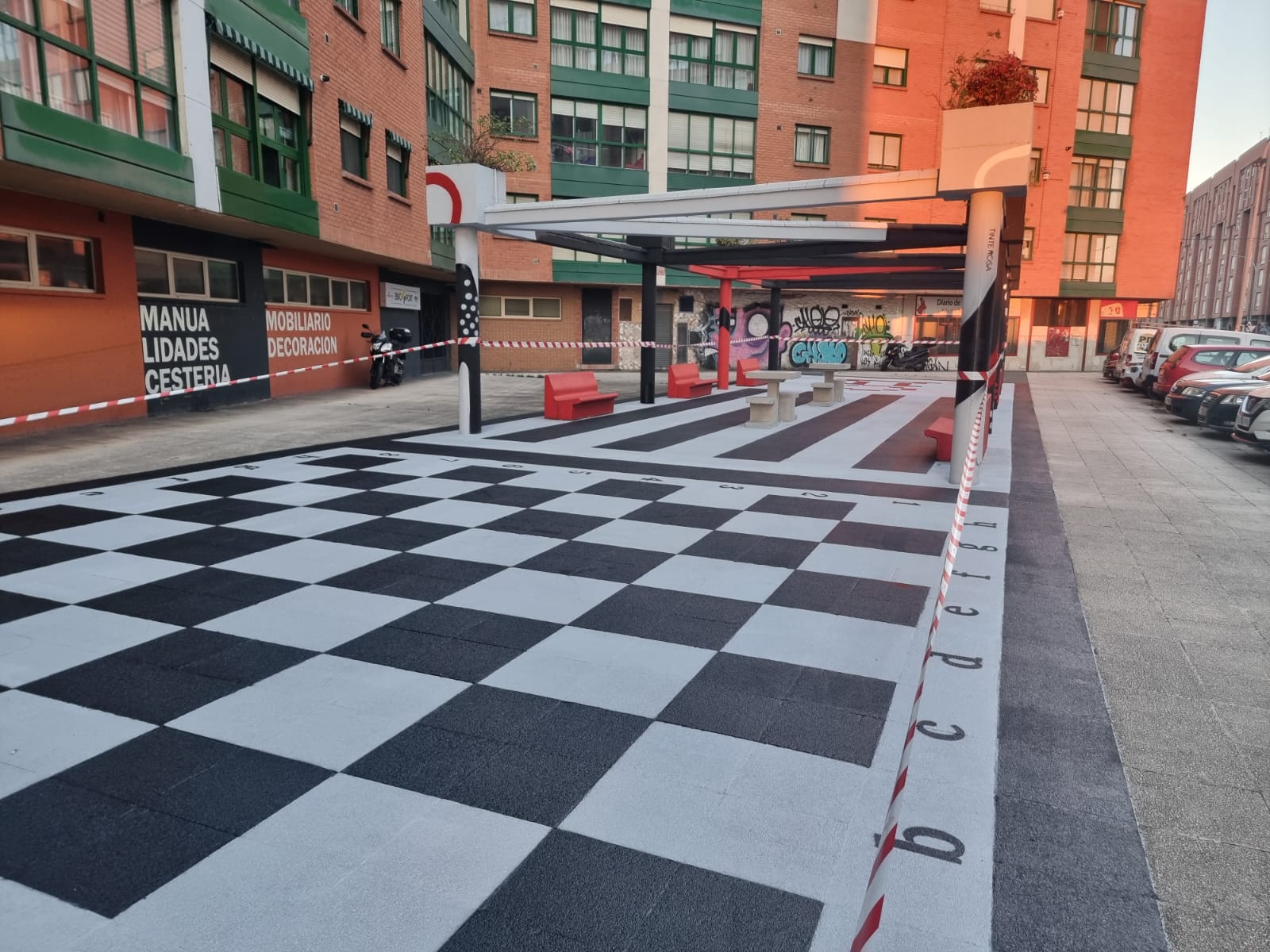Finalizado el pintado artístico y la instalación de juegos de ajedrez en Ronda del Ferrocarril