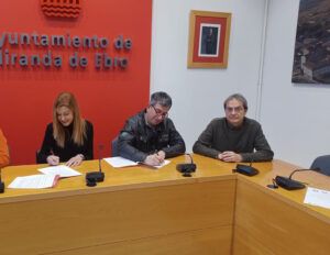 2024.12.16 FIRMA convenio ayto miranda y cuadro artistico mirandes